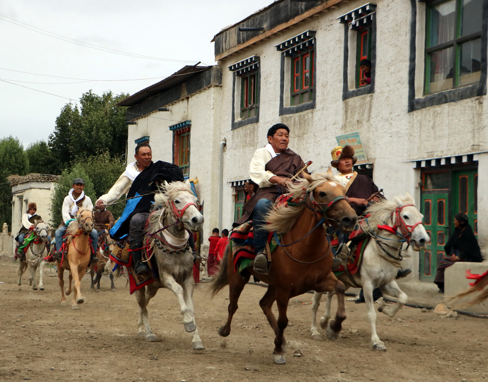 horse riding in Yartung festival in Mustang